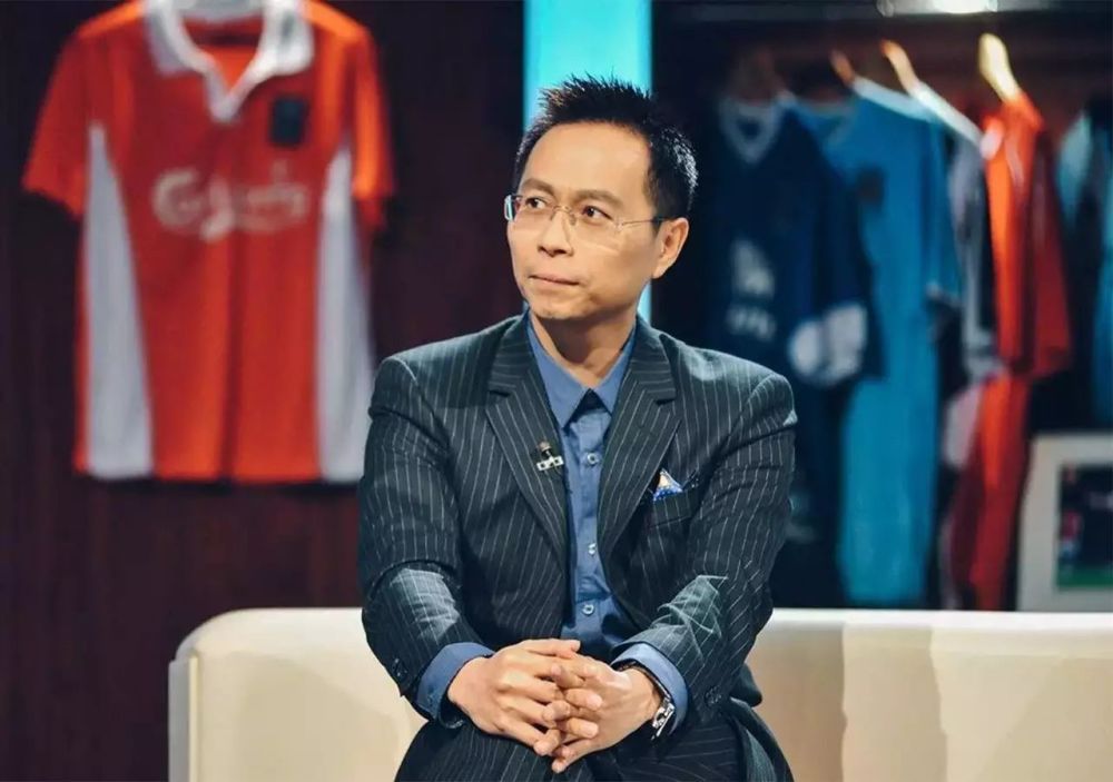 演员们的衣物造型、场景颜色、质地氛围都经过充分的设计